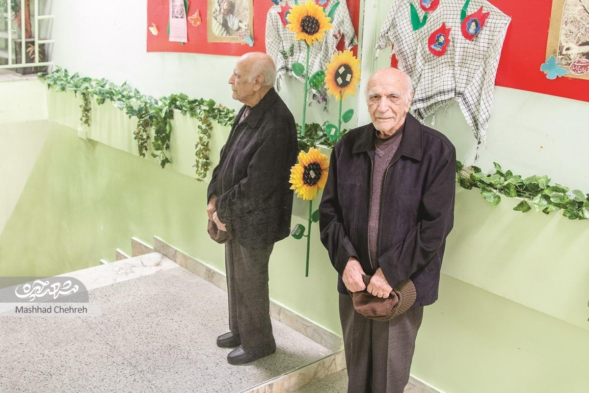 جواهر فروشی که در دوران انقلاب و نبود نفت به مردم زغال و نفت میرساند جواهر فروشی که در دوران انقلاب و نبود نفت به مردم زغال و نفت میرساند