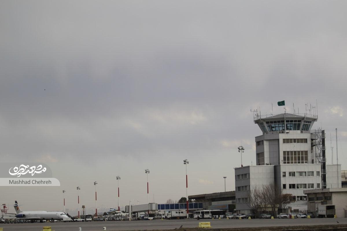 روایتی از افرادی که برای آغاز یک سفر هوایی دست به دست هم میدهند روایتی از افرادی که برای آغاز یک سفر هوایی دست به دست هم میدهند