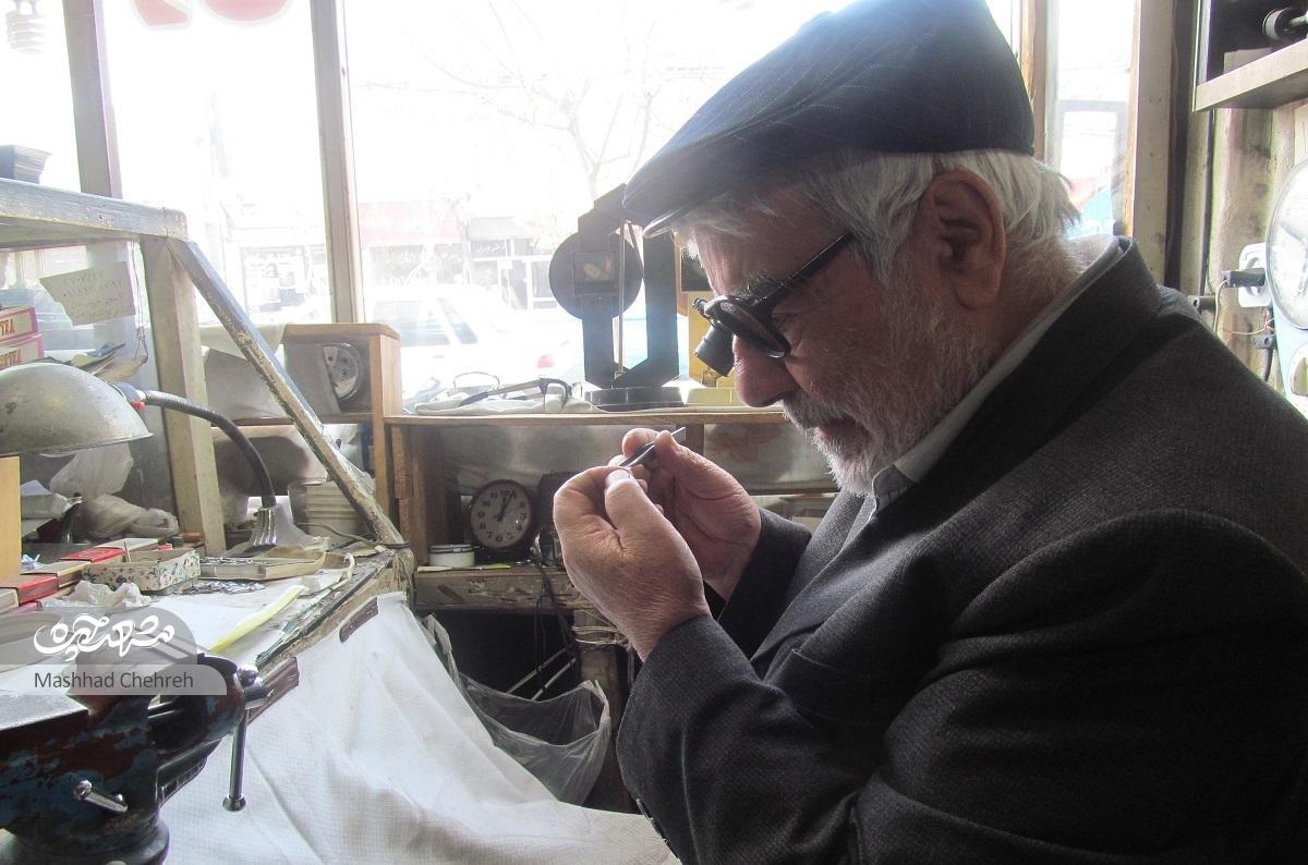 ساعت‌ساز محله راه‌آهن نیم قرن تجربه دارد
