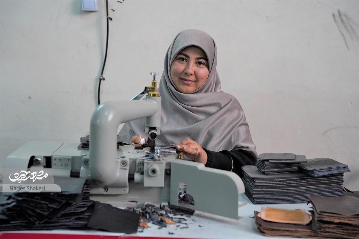 محدثه نادی؛ کارآفرینی که با چرم فرصت شغلی ایجاد کرده است