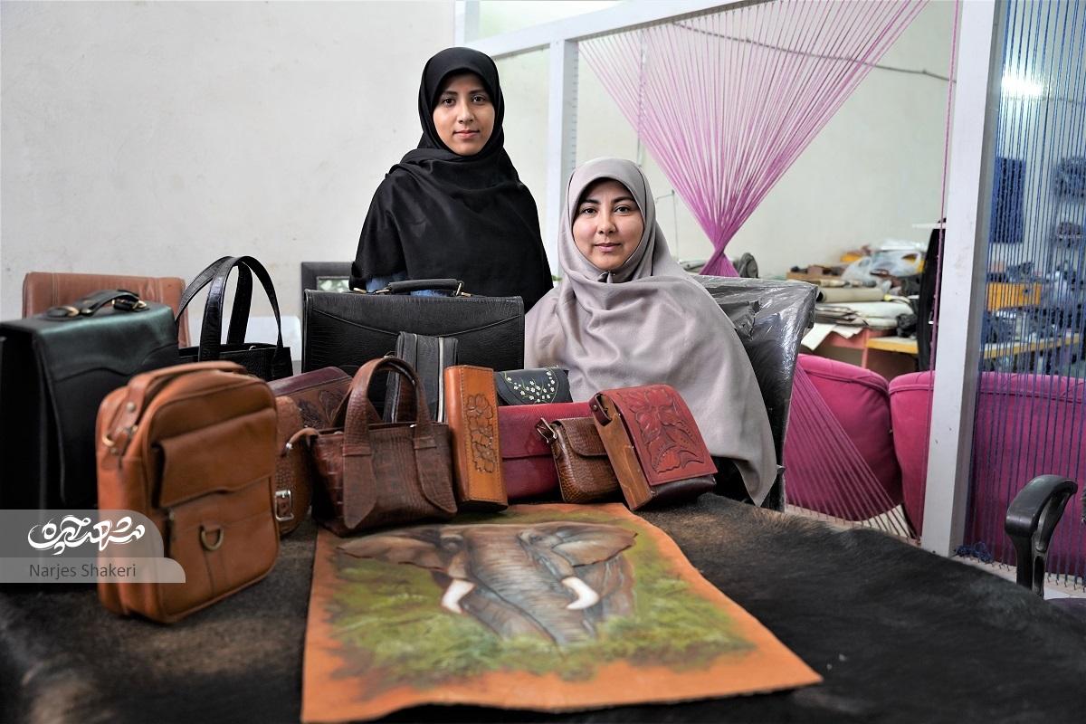 این بانوی کارآفرین با چرم توانسته است برای زنان زیادی فرصت شغلی ایجاد کند