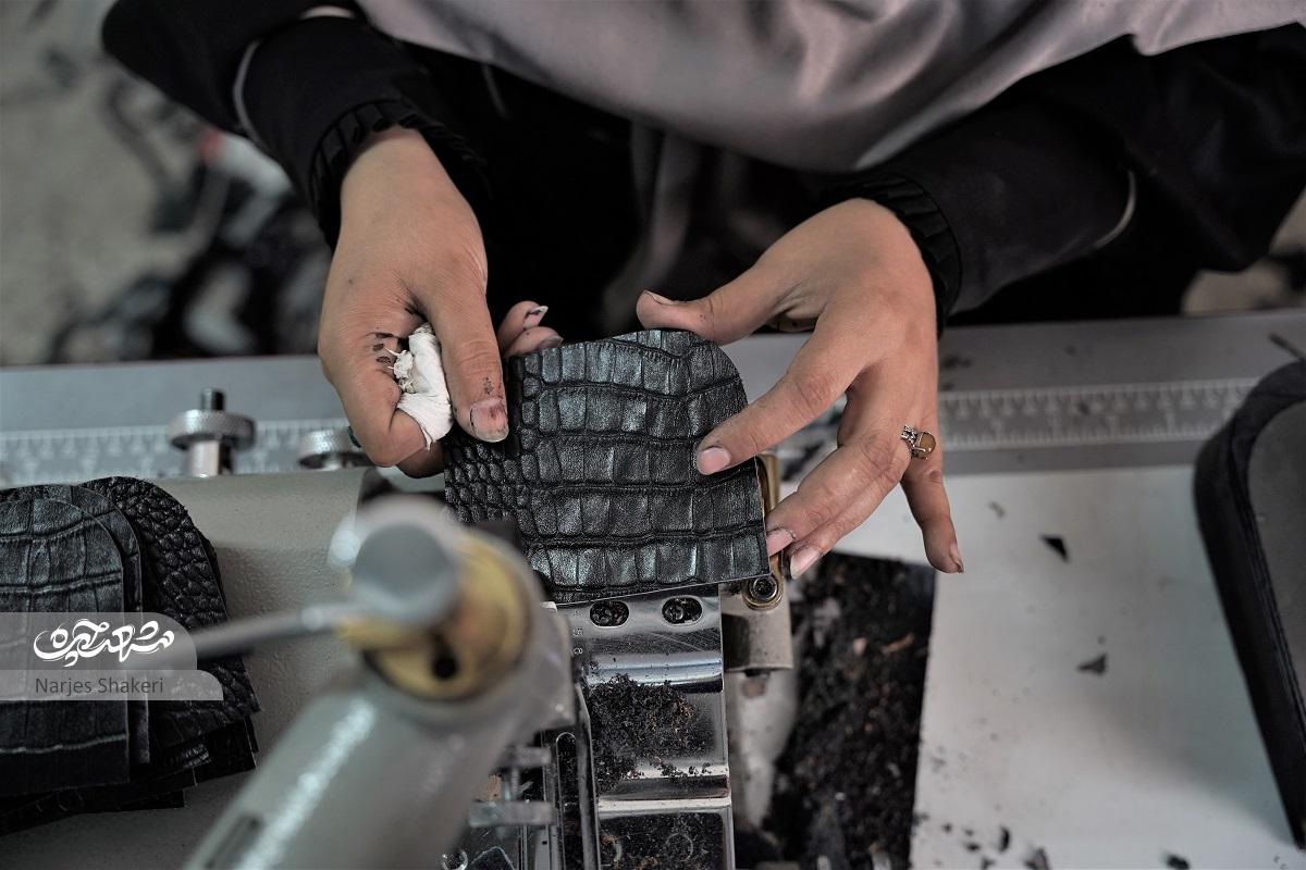 این بانوی کارآفرین با چرم توانسته است برای زنان زیادی فرصت شغلی ایجاد کند