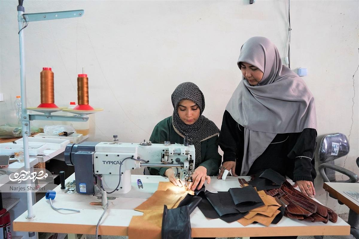 این بانوی کارآفرین با چرم توانسته است برای زنان زیادی فرصت شغلی ایجاد کند