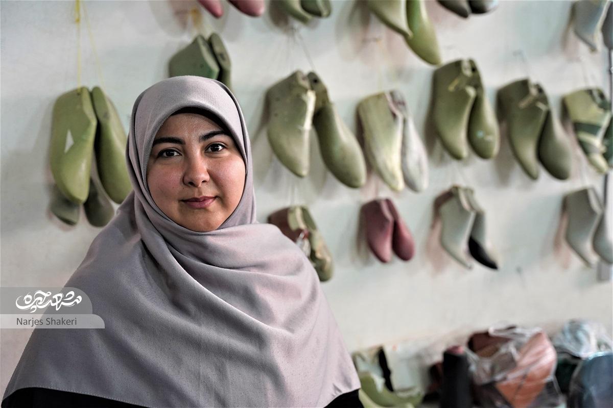 این بانوی کارآفرین با چرم توانسته است برای زنان زیادی فرصت شغلی ایجاد کند