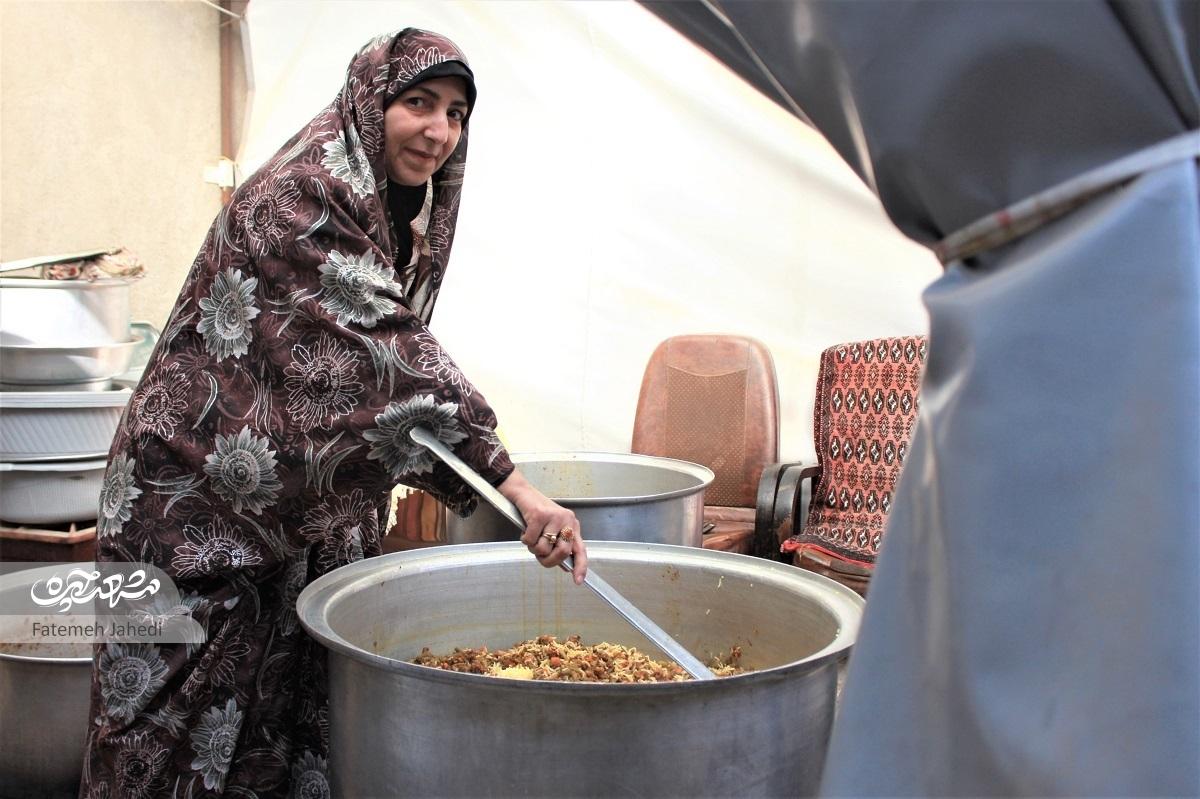 زهرا شادمان ۳ سال است برای نیازمندان غذا می‌پزد