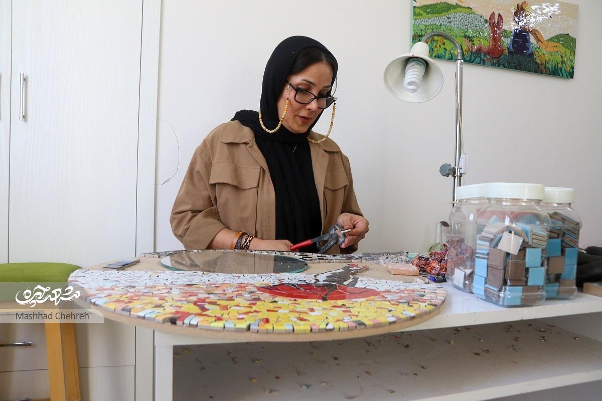 زهره موسوی با نقاشی‌هایش در طبیعت سیر می‌کند