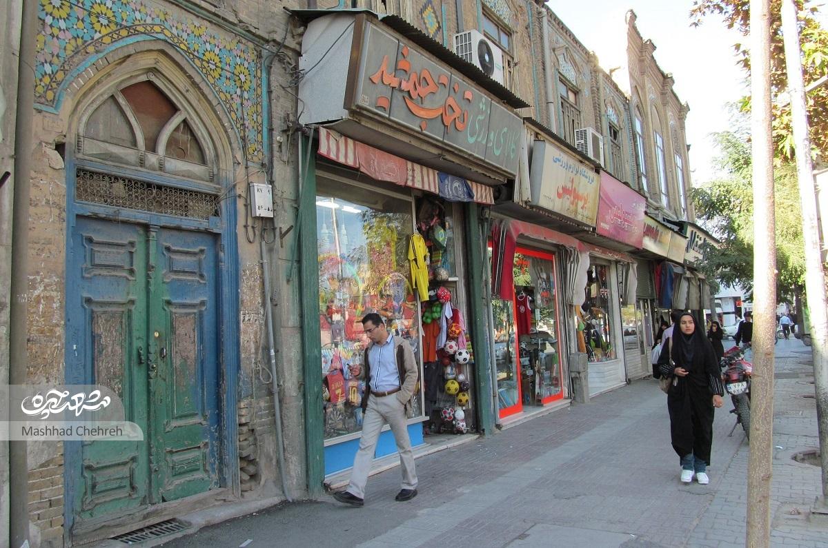 تقی عامل و همسرش از قدیمیهای راسته ورزشیفروشها هستند تقی عامل و همسرش از قدیمیهای راسته ورزشیفروشها هستند