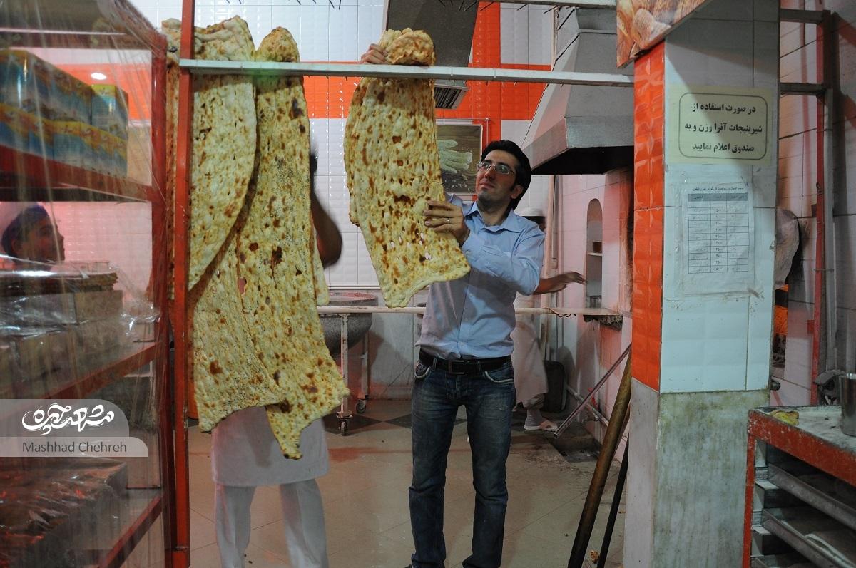 نانوای محله احمدآباد در منطقه یک، از پختن نان محله احساس خرسندی دارد نانوای محله احمدآباد در منطقه یک، از پختن نان محله احساس خرسندی دارد