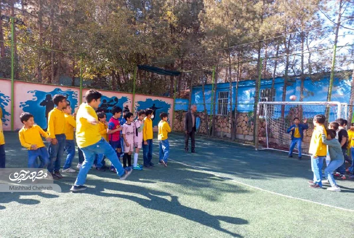 فوتبال خانوادگی در زمین چمن مدرسه محله گلدیس
