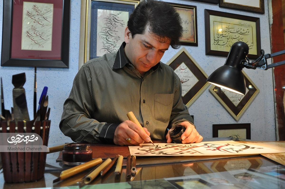 روزگار عباس با آموزش قلم‌های غبار، کتیبه و گلستانه می‌گذرد