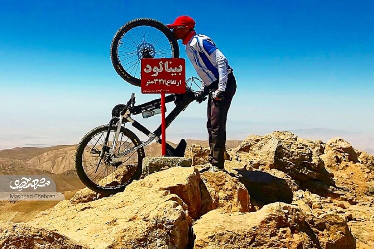 دوچرخه‌سوار محله بالاخیابان معنی زندگی را در خلوت کوه یافته استناچیز شدن مشکلات در نوک قله