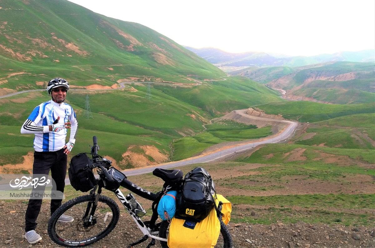 دوچرخه‌سوار محله بالاخیابان معنی زندگی را در خلوت کوه یافته استناچیز شدن مشکلات در نوک قله