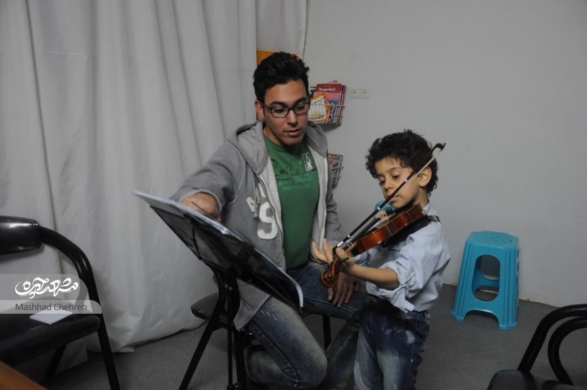 رضا شریعتی کمانچهنواز چیرهدستی است رضا شریعتی کمانچهنواز چیرهدستی است