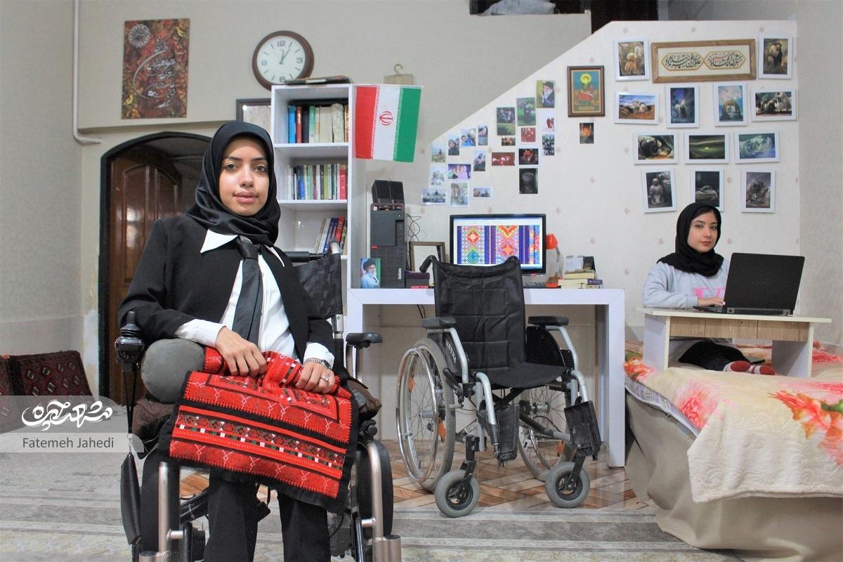 سهیلا اسحاق‌نیا روی ویلچر طرح سوزن‌دوزی می‌زند