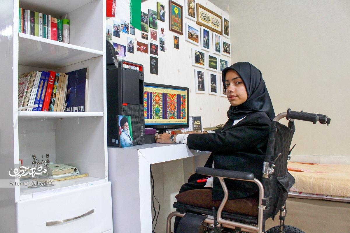 سهیلا اسحاق‌نیا با وجود معلولیت شدید طرح سوزن‌دوزی می‌زند