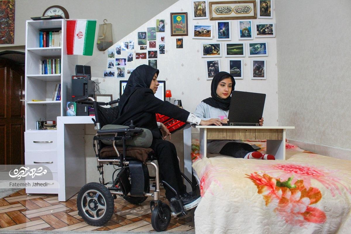 سهیلا اسحاق‌نیا با وجود معلولیت شدید طرح سوزن‌دوزی می‌زند