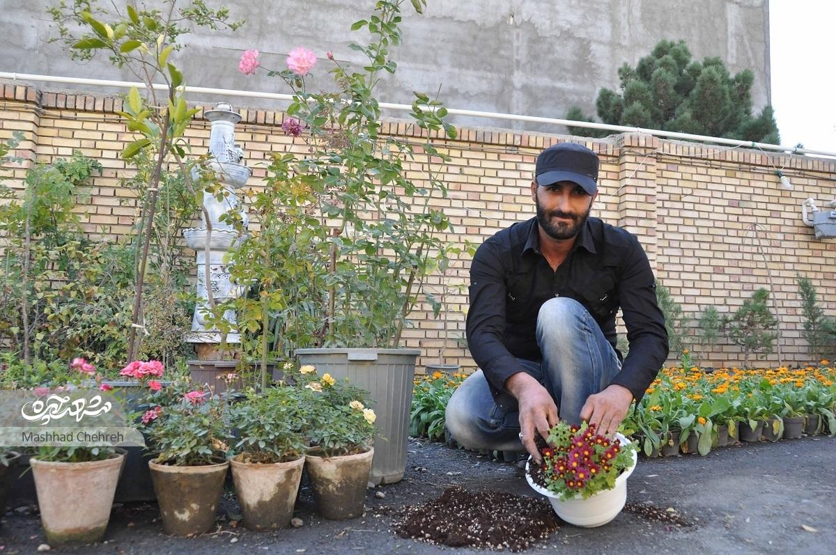 جواد اسماعیلی تولیدکننده گل و گیاه در محله لادن است