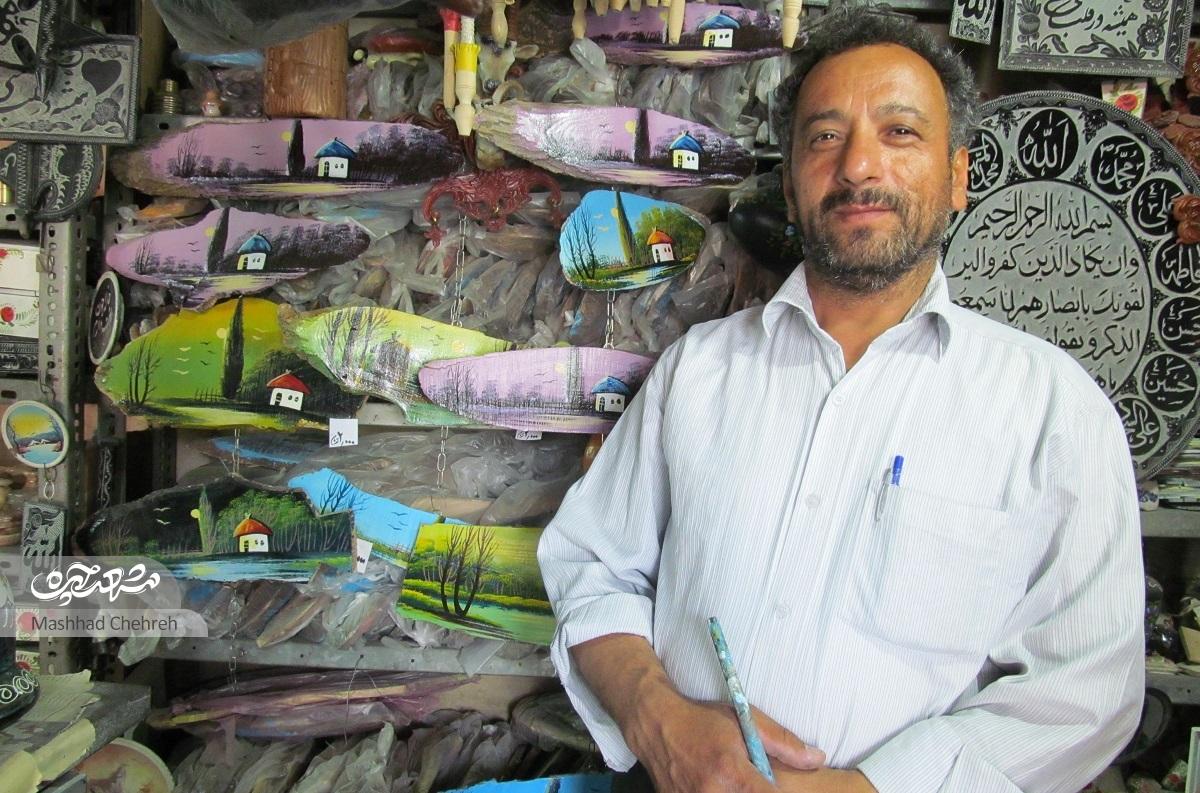 آقامحمد در پررفتوآمدترین معبر محله خواجهربیع نقاشی میکند آقامحمد در پررفتوآمدترین معبر محله خواجهربیع نقاشی میکند