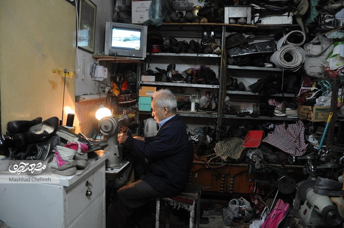 قصه اوستارضا؛ کفاش مهربان محله مطهری که دستش به کار و دلش به خیر است