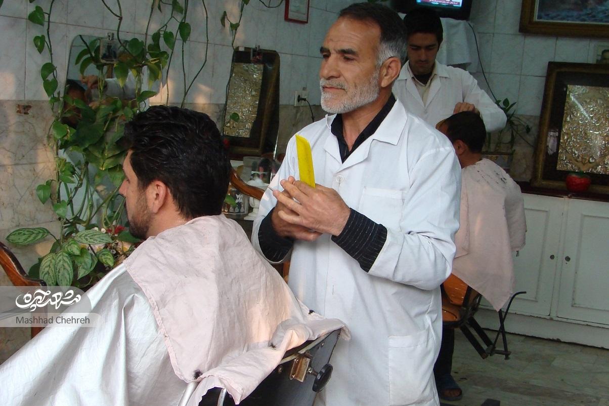 آرایشگر محله رضائیه که جانباز است و یادگاری از دوران جنگ دارد آرایشگر محله رضائیه که جانباز است و یادگاری از دوران جنگ دارد