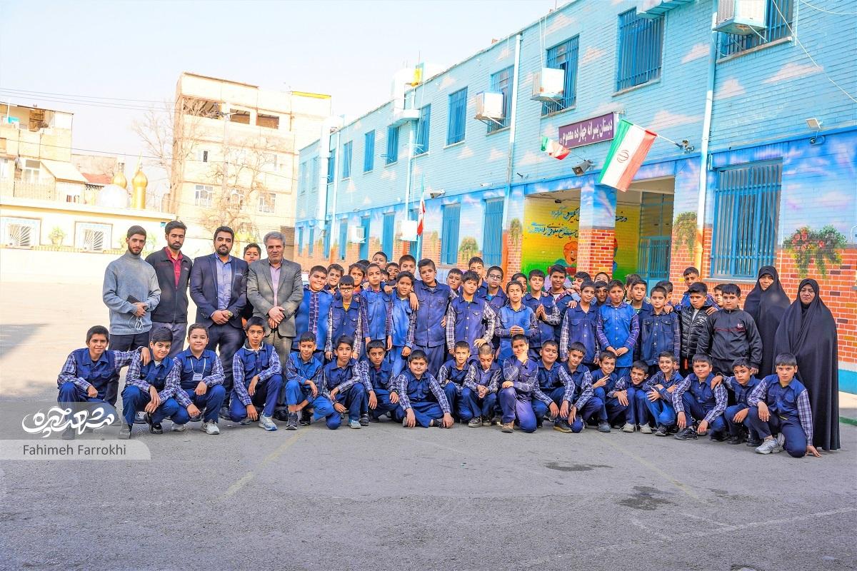 علی دوستی ۳۴ سال است با ایدههایش به دانشآموزان حس ارزشمندی میدهد علی دوستی ۳۴ سال است با ایدههایش به دانشآموزان حس ارزشمندی میدهد