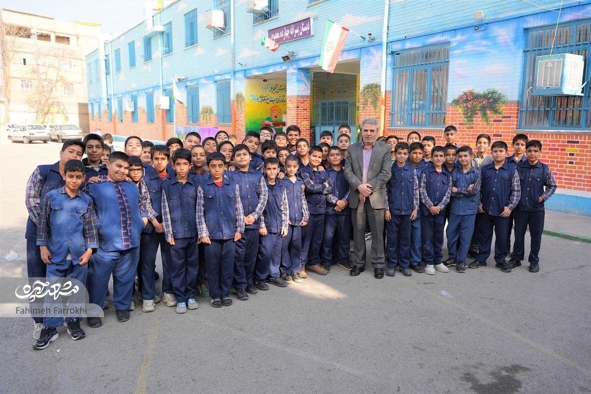 علی دوستی؛ مدیر خلاقی که مدرسه را برای بچه‌ها شیرین کرده است
