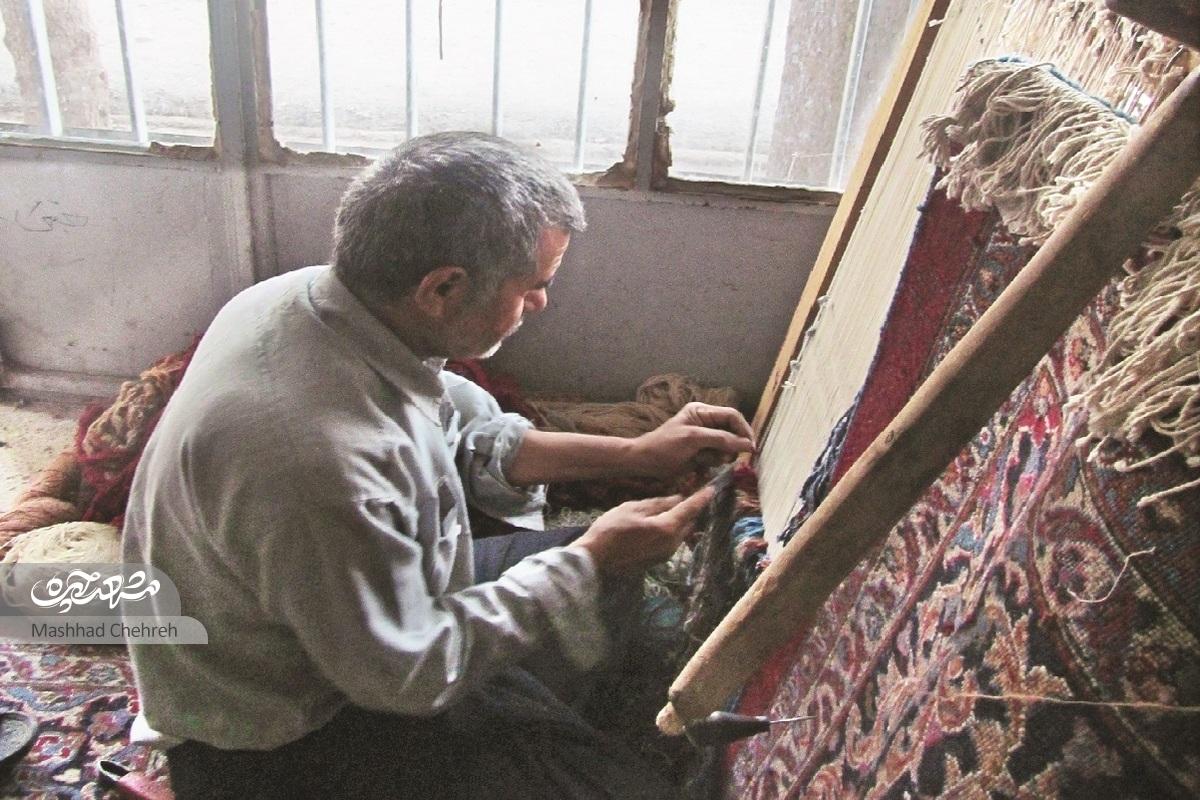 زندگی سیدعباس نیم قرن با قالی‌های پر نقش گره خورده است