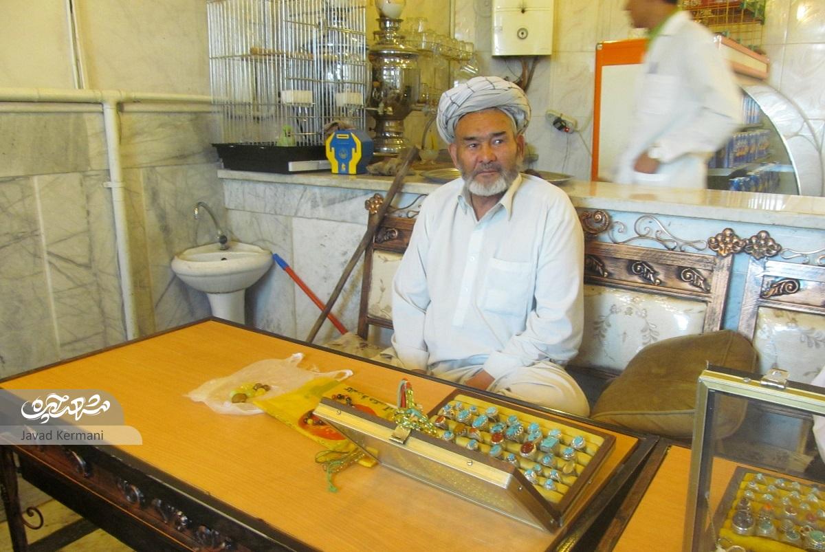 قهوه خانه شاکری کلکسیونی از سنگ‌های فیروزه و انگشترهای قیمتی است