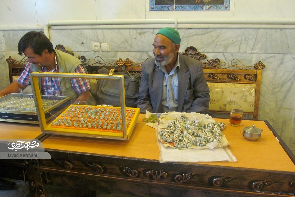 قهوه خانه شاکری کلکسیونی از سنگ‌های فیروزه و انگشترهای قیمتی است