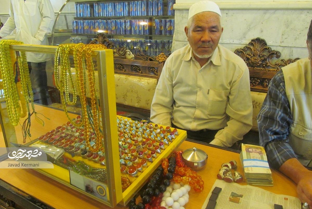 قهوه خانه شاکری کلکسیونی از سنگ‌های فیروزه و انگشترهای قیمتی است
