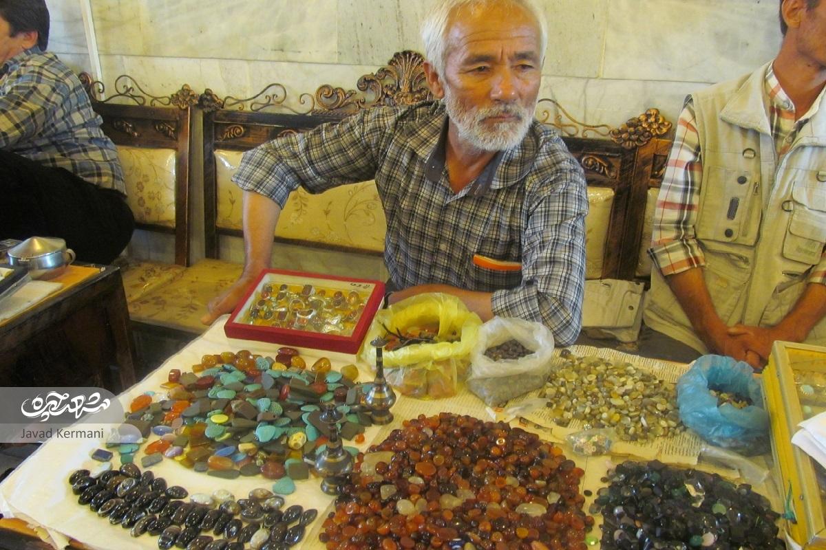 قهوه خانه شاکری کلکسیونی از سنگ‌های فیروزه و انگشترهای قیمتی است