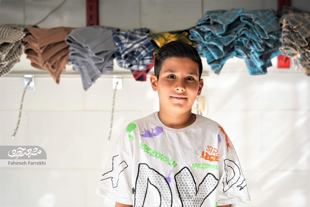 چراغ کارگاه خیاطی مجید صالحیان در مشکلات هم روشن بوده است چراغ کارگاه خیاطی مجید صالحیان در مشکلات هم روشن بوده است