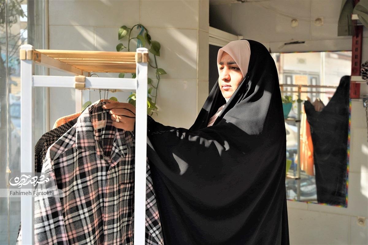 چراغ کارگاه خیاطی مجید صالحیان در مشکلات هم روشن بوده است چراغ کارگاه خیاطی مجید صالحیان در مشکلات هم روشن بوده است