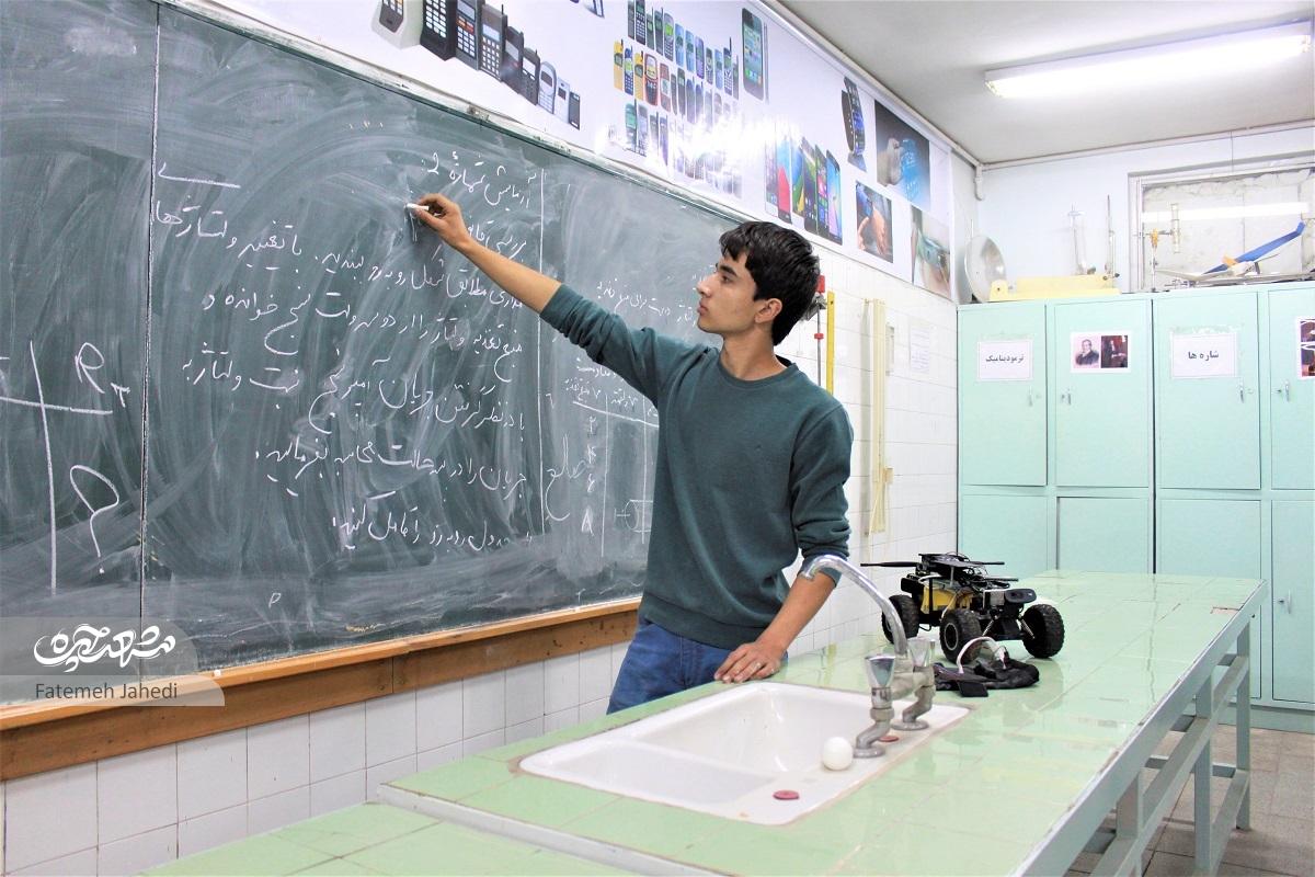 صالح حوران‌فر مدال طلای مسابقات رباتیک کشور را کسب کرده است
