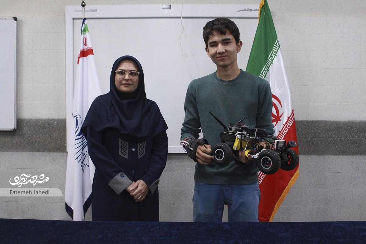 صالح حوران‌فر مدال طلای مسابقات رباتیک کشور را کسب کرده است