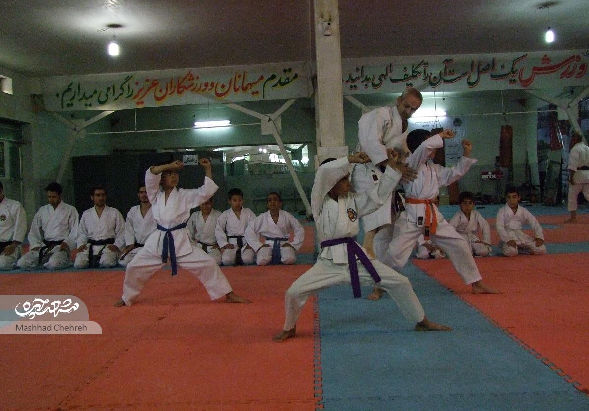 امیر نورمحمدی مربی کاراته بچه‌های محله جاهدشهر است