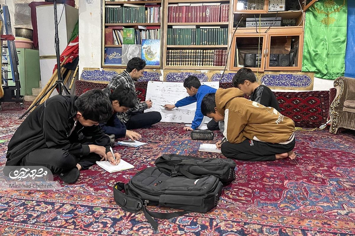 محمد و امین، در این روزهای جنگ، دانش خود را صرف رفع اشکال دانشآموزان در مسجد کردهاندجهاد آموزشی دوقلوها محمد و امین، در این روزهای جنگ، دانش خود را صرف رفع اشکال دانشآموزان در مسجد کردهاندجهاد آموزشی دوقلوها