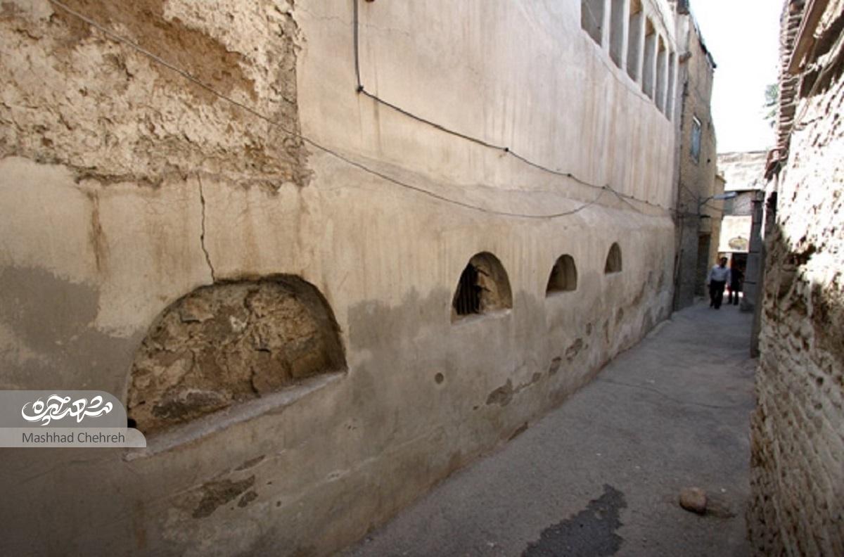 در عیدگاه خانه‌ها با مصالحی، چون چوب، خشت‌خام و کاهگل سرپا شده بودند