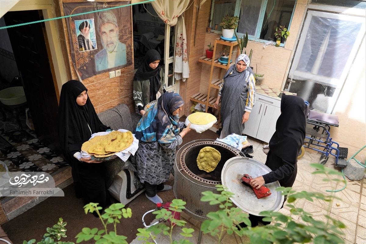 بانوی ۷۰ ساله محله امیرالمؤمنین (ع)برای زنده نگهداشتن یاد شهدا، ابتکار به خرج دادعطر نذری در تنور مادربزرگ بانوی ۷۰ ساله محله امیرالمؤمنین (ع)برای زنده نگهداشتن یاد شهدا، ابتکار به خرج دادعطر نذری در تنور مادربزرگ