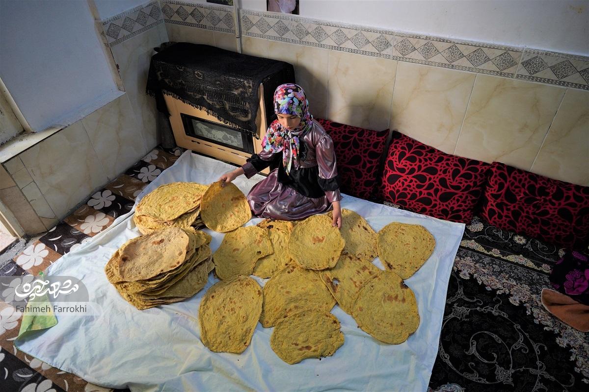 بانوی ۷۰ ساله محله امیرالمؤمنین (ع)برای زنده نگهداشتن یاد شهدا، ابتکار به خرج دادعطر نذری در تنور مادربزرگ بانوی ۷۰ ساله محله امیرالمؤمنین (ع)برای زنده نگهداشتن یاد شهدا، ابتکار به خرج دادعطر نذری در تنور مادربزرگ