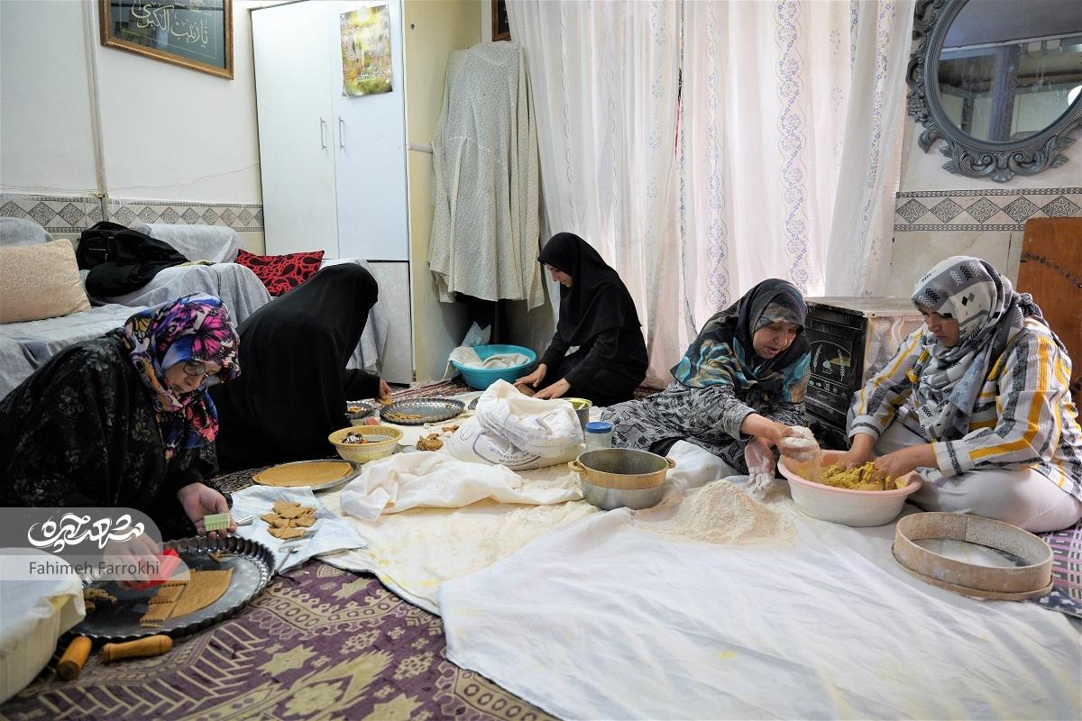 بانوی ۷۰ ساله محله امیرالمؤمنین (ع)برای زنده نگهداشتن یاد شهدا، ابتکار به خرج دادعطر نذری در تنور مادربزرگ بانوی ۷۰ ساله محله امیرالمؤمنین (ع)برای زنده نگهداشتن یاد شهدا، ابتکار به خرج دادعطر نذری در تنور مادربزرگ