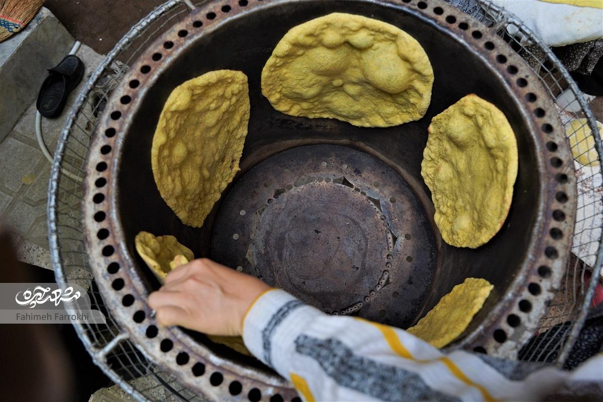 بانوی ۷۰ ساله محله امیرالمؤمنین (ع)برای زنده نگهداشتن یاد شهدا، ابتکار به خرج دادعطر نذری در تنور مادربزرگ بانوی ۷۰ ساله محله امیرالمؤمنین (ع)برای زنده نگهداشتن یاد شهدا، ابتکار به خرج دادعطر نذری در تنور مادربزرگ