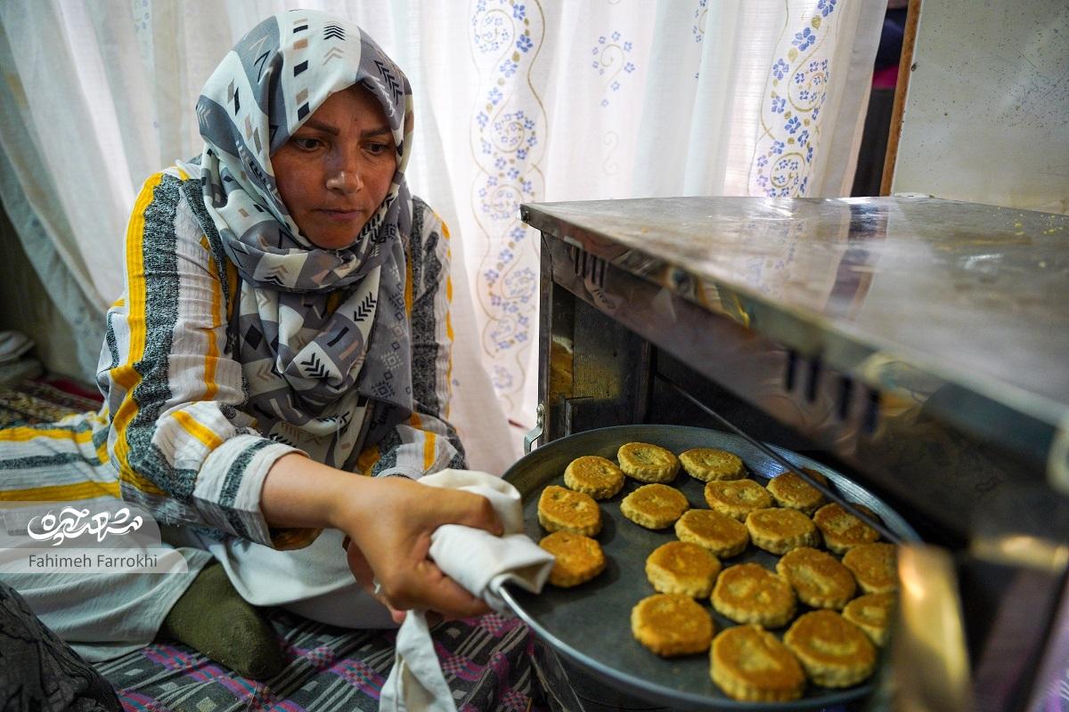 بانوی ۷۰ ساله محله امیرالمؤمنین (ع)برای زنده نگهداشتن یاد شهدا، ابتکار به خرج دادعطر نذری در تنور مادربزرگ بانوی ۷۰ ساله محله امیرالمؤمنین (ع)برای زنده نگهداشتن یاد شهدا، ابتکار به خرج دادعطر نذری در تنور مادربزرگ