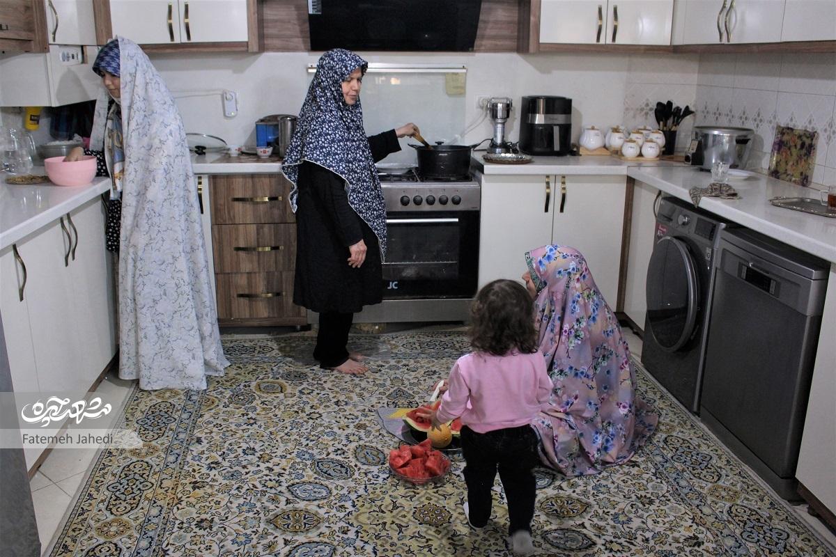 همدلی سه نسل از خانواده عطیه حسینی در دوخت پرچم ایران