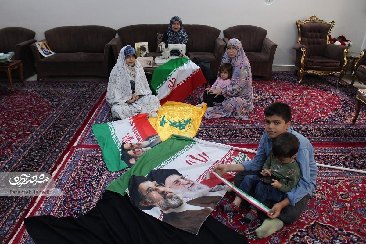 همدلی سه نسل از خانواده عطیه حسینی در دوخت پرچم ایران