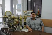 جعفر سلیمی ۱۴&zwnj; بار با عصا بر سکوی قهرمانی ایستاده است