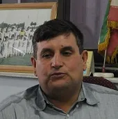 جعفر سلیمی ۱۴&zwnj; بار با عصا بر سکوی قهرمانی ایستاده است