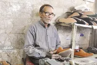چهل سال کفاشی حاجی قربانی در باغ قلیانی