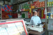 رنگ و روی مغازه&rlm; عموقربانعلی به سبک قدیم است