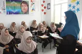معلم محله اسماعیل&zwnj;آباد مدیر، معاون و آبدارچی هم هست